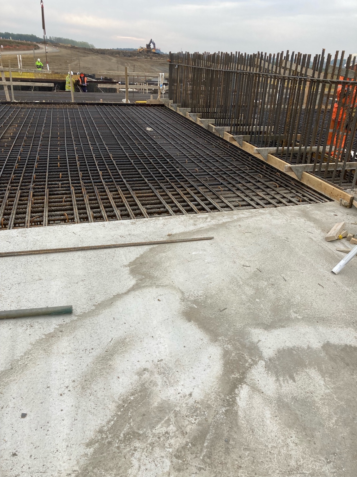 Heavy reinforcement installation within the railway tunnel structure